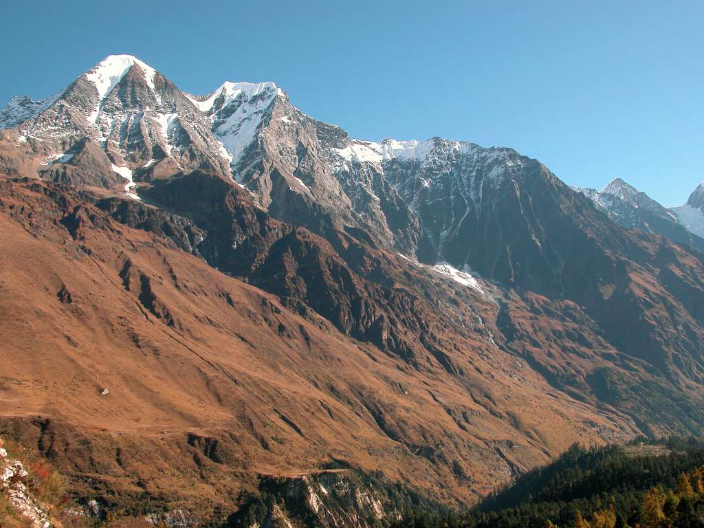 Manaslu 07 08 Khayang and Saula Himal From Kharka Near Pung-gyen Gompa Just after leaving Syala, I took a side trip to Pung-gyen Gompa. I climbed steeply up a ridge to the south west to an enormous kharka, where I looked across the valley to see Khayang (6186m) and Saula Himal (6235m) leading towards Lapuchun, out of view to the right.